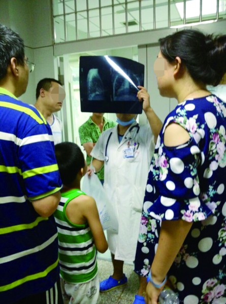 家长带着遭遇氯气泄漏事件的孩子就医