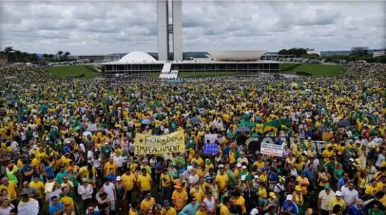 2015年，巴西全国各地城镇有约150万示威者走上街头要求总统下台