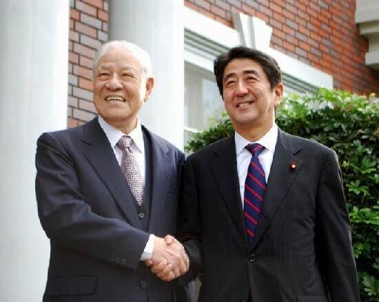 李登辉发表“媚日言论”后获得了日本首相安倍晋三的接见。