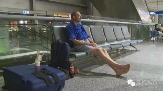 荷兰男子在机场蜗居10多天为等女网友