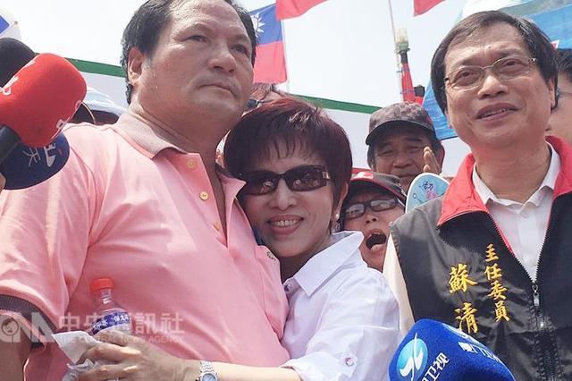 由屏东渔民组成的护“主权”船队31日上午10时回到屏东盐埔渔港。洪秀柱特别到现场迎接,并拥抱活动发起人郑春忠。