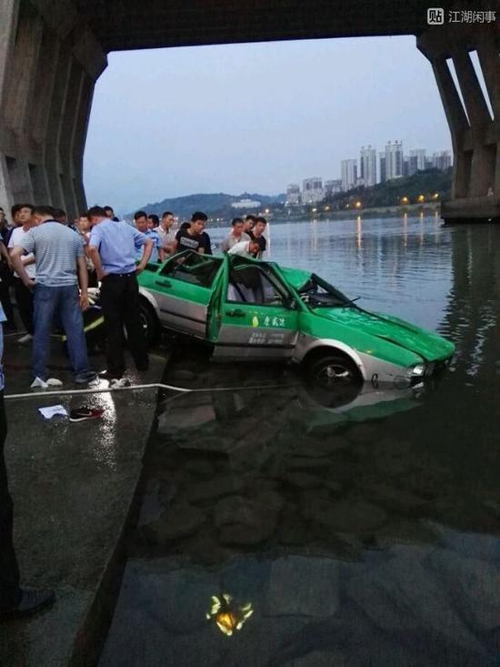 出租车深夜被追尾坠江