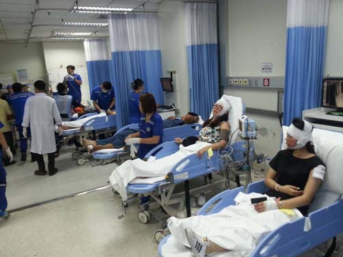 伤者在医院进行救治（图片来源：中国侨网）