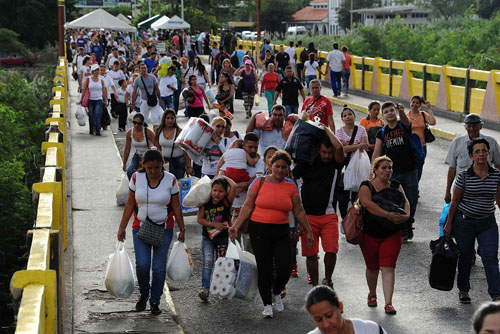 7月10日，在委内瑞拉和哥伦比亚边境，委内瑞拉人携带从哥伦比亚库库塔采购的食品杂货通过西蒙·玻利瓦尔桥返回塔奇拉。