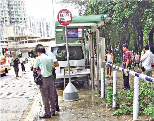 警员事后封闭巴士站进行调查。