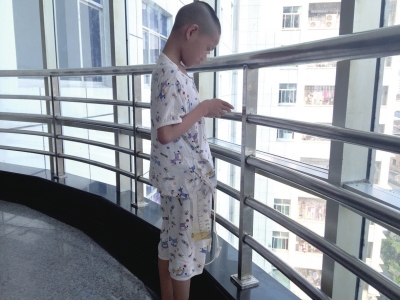 8月1日▲　　上午，小宝在张家界市人民医院的走廊里等候治疗。京华时报记者郑羽佳摄