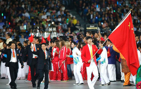 2014年仁川亚运会运动员入场，雷声担任中国队旗手。（资料图）