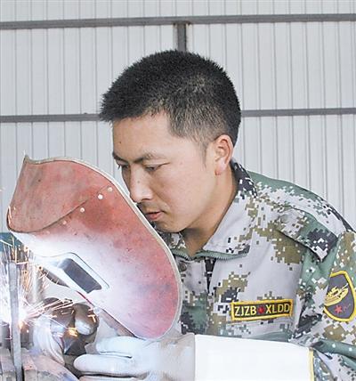 这是一双神奇的手,既能电焊,又善刺绣。