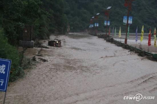 被洪水冲断的道路