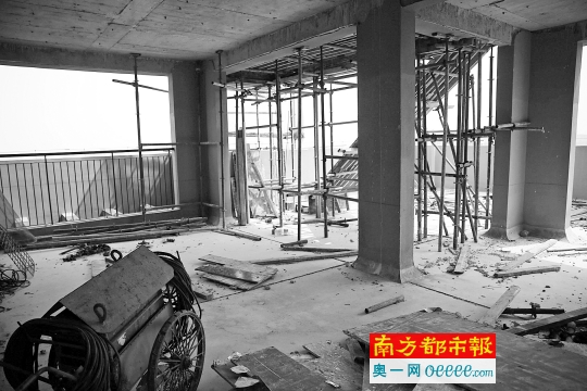 华发四季3幢，天台堆满加建的施工材料。