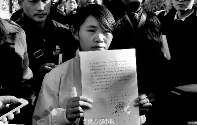  图为2015年12月21日，云南省高院宣判钱仁风无罪