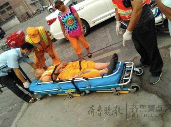 　冲突发生后，顾明海受伤被送往医院。网友供图