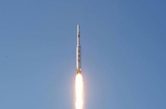 图说：2016年2月7日， 朝中社提供的照片显示，朝鲜当天利用运载火箭成功发射“光明星4号”地球观测卫星。 新华社 朝中社