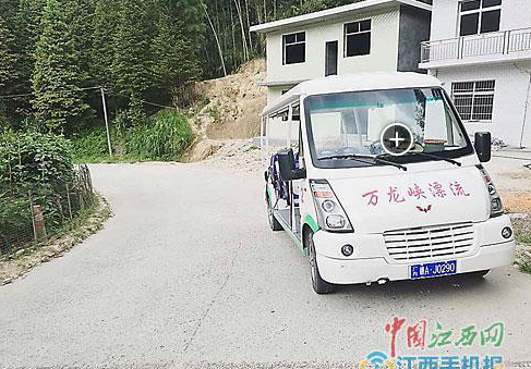 　　被撞的就是这种燃油观光车