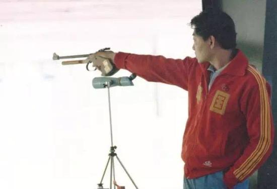 1984年许海峰获得了中国第一枚奥运金牌，成为英雄