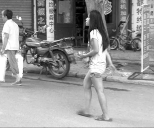 　第三次被救助送回家前的小兰在街上流浪。