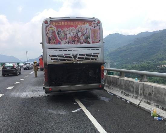 台湾6号公路今晨传有游览车突冒烟，幸驾驶及时停靠路边处理，未有人员受伤，虚惊一场。（图片取自台媒）