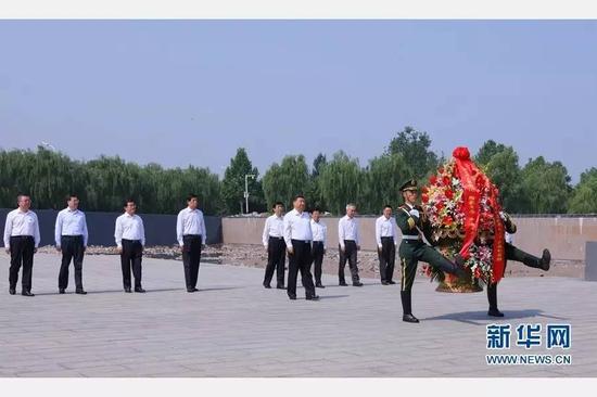 图为：2016年7月28日，中共中央总书记、国家主席、中央军委主席习近平到河北唐山市调研考察。这是习近平在唐山地震遗址公园向唐山大地震罹难同胞和在抗震救灾中捐躯的英雄敬献花篮。