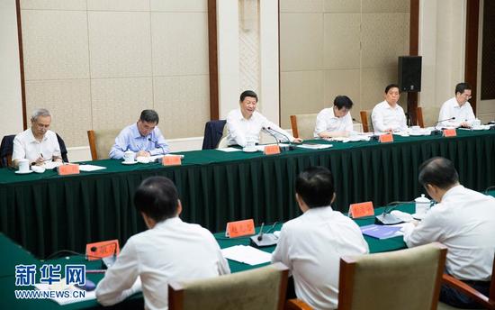 2015年6月18日，习近平在贵州召开部分省区市党委主要负责同志座谈会，听取对“十三五”时期扶贫开发工作和经济社会发展的意见和建议。