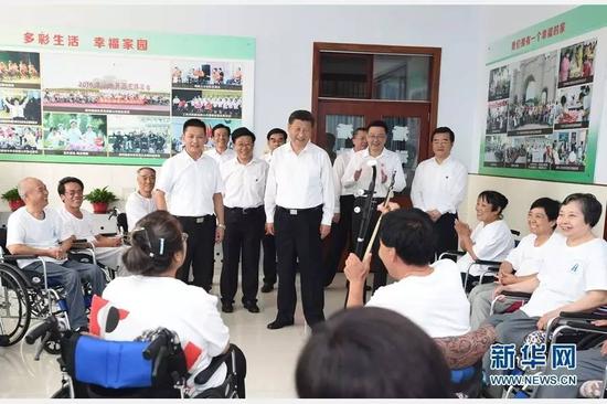 图为：2016年7月28日，中共中央总书记、国家主席、中央军委主席习近平到河北唐山市调研考察。这是习近平在唐山市截瘫疗养院活动室欣赏截瘫伤员表演的二胡伴唱《唱支山歌给党听》。