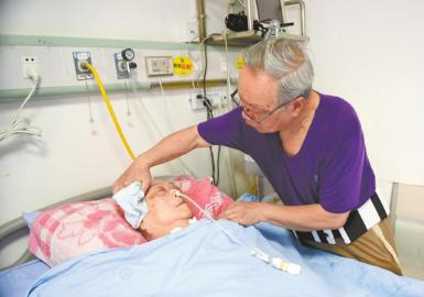 每一天，刘多成都会在病房里，为老伴洗脸。