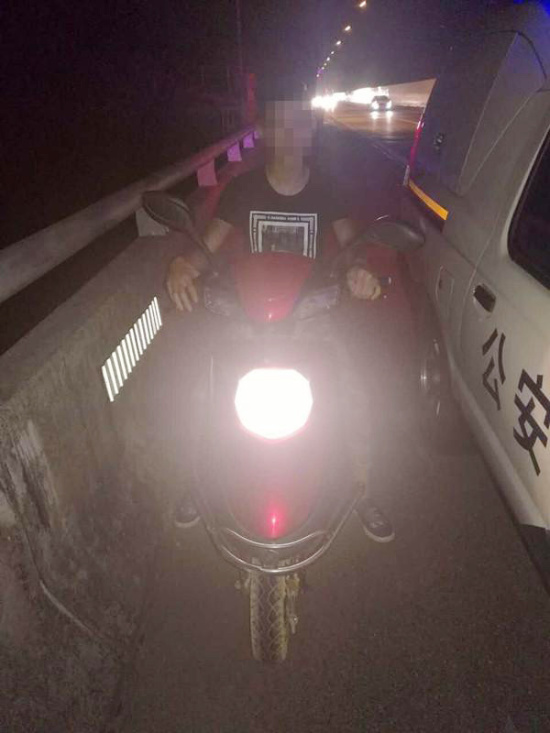 外卖小哥在高速公路上被交警拦下