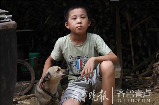 独居的日子,狗成了李秋运最重要的伙伴。
