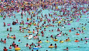 　正值盛夏，島城七大海水浴場人頭攢動。剛剛過去的這個周末，島城海水浴場客流量達110.6萬人，其中周六客流量為49.6萬人，周日61萬人，達今年開放以來的最高峰。記者連日走訪發現，今年各大浴場呈現出四大變化。 青島晚報/掌上青島/青網 記者傅春曉