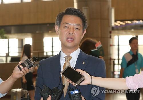 8日，在金浦机场，韩国共同民主党议员金暎豪接受记者采访。图片来自韩联社