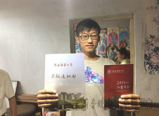 　　收到錄取通知書后，常升的臉上露出了笑容。本報(bào)記者劉震攝