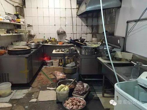 2016年7月13日，石佛寺村，河南烩面。脏乱的厨房，肉食等物就百字脏兮兮的地面上