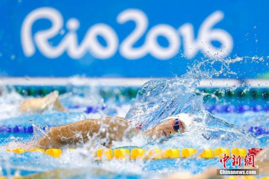 北京时间8月7日，在里约奥运会游泳男子400米自由泳比赛中，中国选手孙杨遗憾摘银，澳大利亚选手霍顿摘得金牌。中新网记者 富田 摄