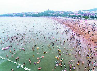 島城各大海水浴場迎來客流高峰 青島晚報/掌上青島/青網 記者傅春曉