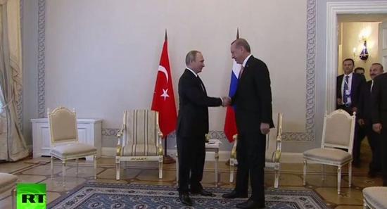 普京与埃尔多安在圣彼得堡会晤。（图片来自俄罗斯卫星网）