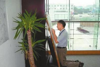退休前，马老跪在办公室描绘图纸的情景，成为不少成钞人珍藏的记忆。