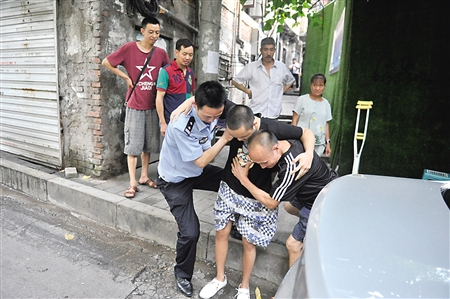 　小心翼翼地将小峰扶上车
