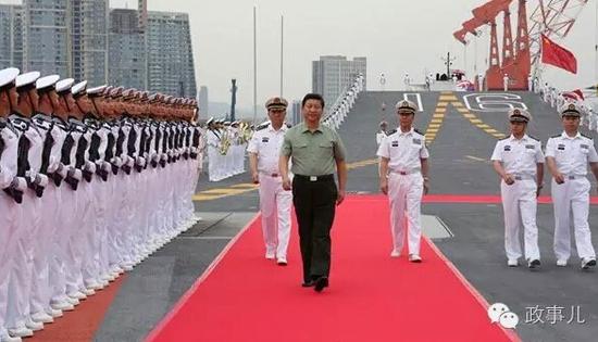 习近平检阅辽宁舰。