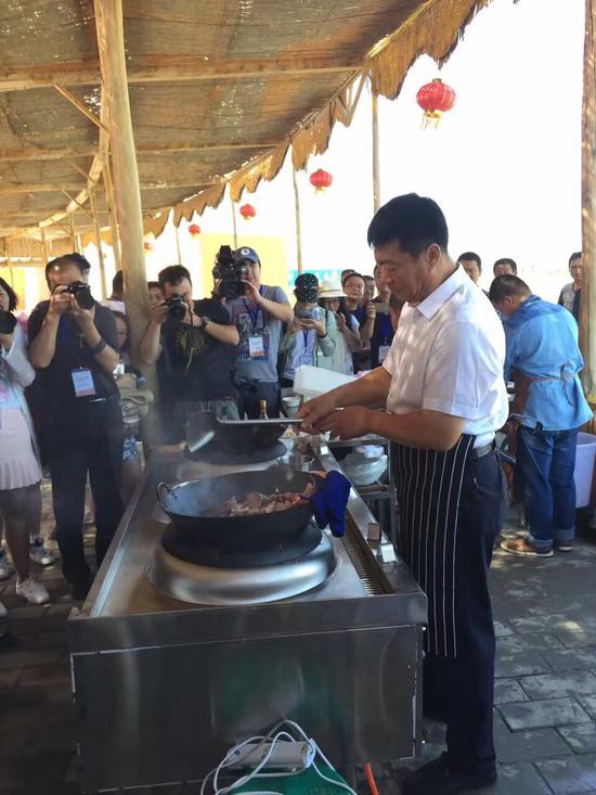 博湖县县委书记董斌亲自下厨炖鱼