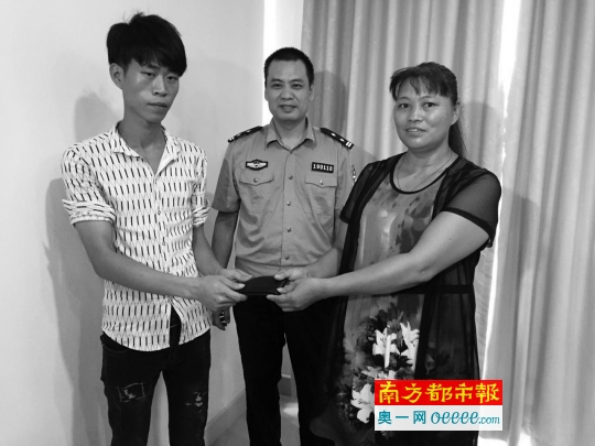 　冯女士在派出所将钱包交还给失主。