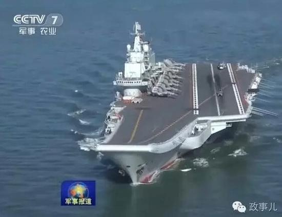 央视公布的8架歼-15在辽宁舰甲板上整齐排列的画面。