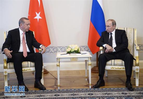 8月9日，在俄罗斯圣彼得堡，俄罗斯总统普京（右）与到访的土耳其总统埃尔多安举行会晤。 新华社/卫星社

