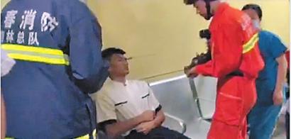 钢签扎进男子眼眶内 视频截图
