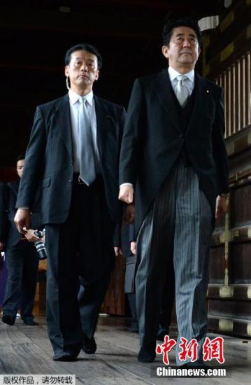资料图：此前，日本东京，日本首相安倍晋三在迎来执政一周年之际，参拜靖国神社。图为安倍晋三抵达靖国神社。