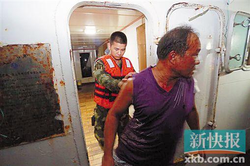 深圳549吨疑带艾滋病旧衣服暴露啥 边防战士抓捕一名嫌疑人。 通讯员供图