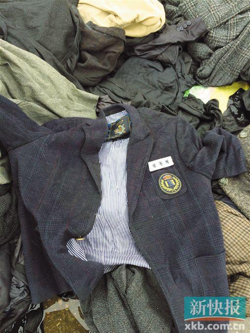 深圳549吨疑带艾滋病旧衣服暴露啥 现场查获的一件韩国校服。 郑雁虹/摄