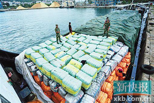 深圳549吨疑带艾滋病旧衣服暴露啥 边防官兵正在检查截获的走私旧衣物。 通讯员供图