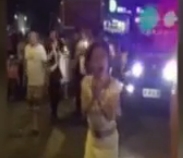 女子围着死者跳舞