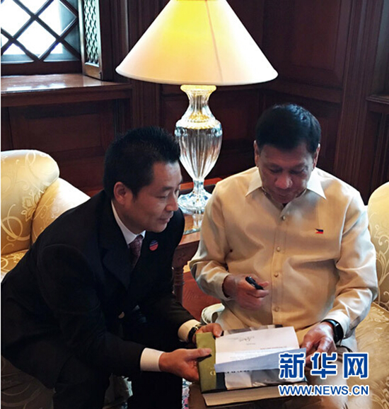2016年6月30日，菲律宾总统杜特尔特在首都马尼拉的总统府接受中国《龙》杂志总编辑贾正专访。