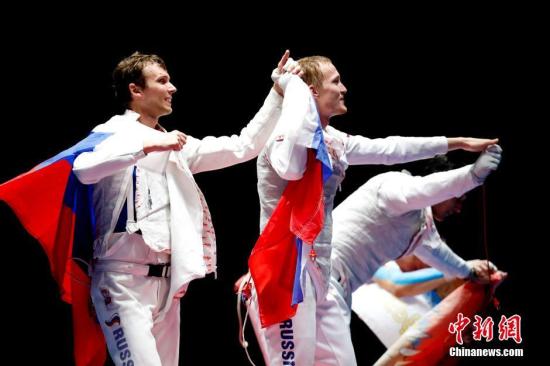 当地时间8月12日，里约奥运会击剑男子花剑团体赛里，俄罗斯队在金牌大战里45-41击败法国，夺取金牌。中新网记者 杜洋 摄