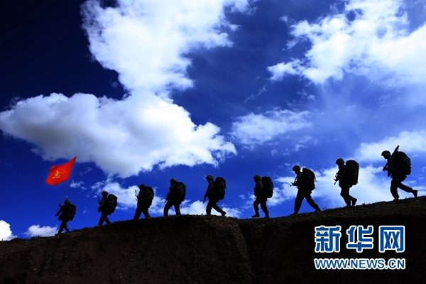 陆军第13集团军某红军团官兵在高原地区驻训期间进行长途拉练（2012年8月1日摄）。新华社发（高效文 摄）